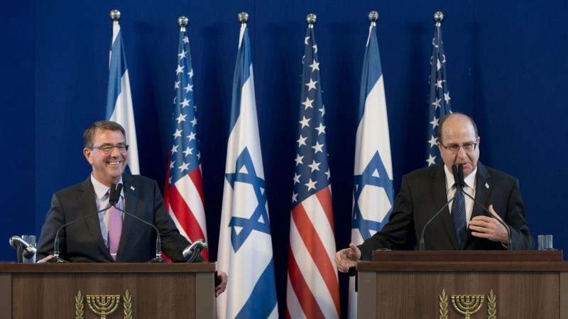 Le secrétaire à la Défense américain Ashton Carter et son homologue israélien Moshé Yaalon.  - © Carolyn Kaster - AFP