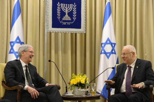 Le président Reouven Rivlin et le président d’Apple Inc. Tim Kook lors de leur rencontre en février 2015 – Photo Amos Ben Gershom / Flash 90