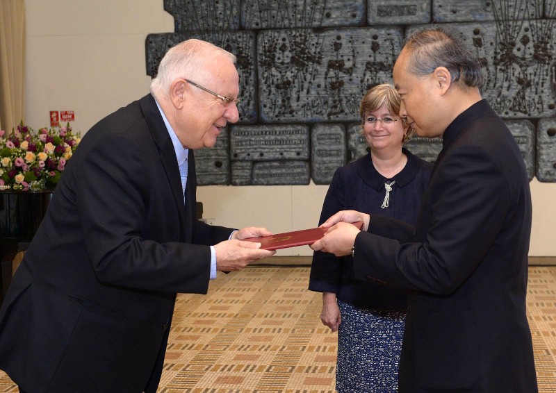 Reouven Rivlin reçoit les lettres de créance de l’ambassadeur chinois – Crédit photo : Marc Neyman