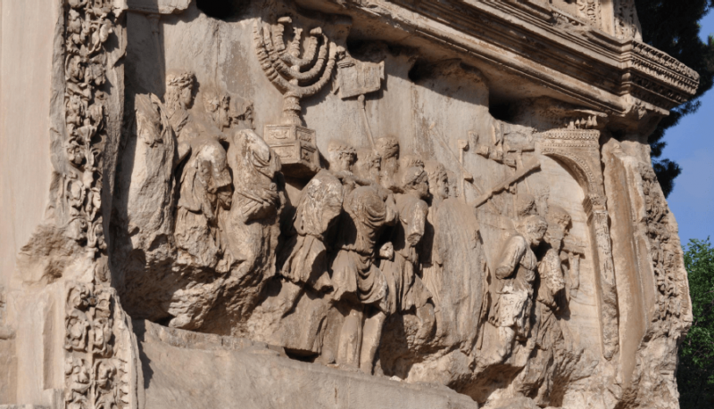 Arc de Titus à Rome montrant les captifs juifs et la Ménorah emportée du Temple