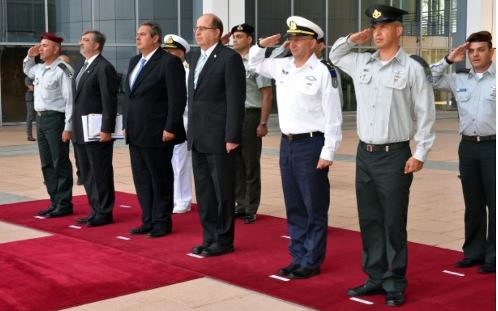 Les ministres de la Défenses grec et israélien, Panos Kammenos et Moshé Yaalon – Crédit photo : Ariel Hermoni/Ministère de la Défense