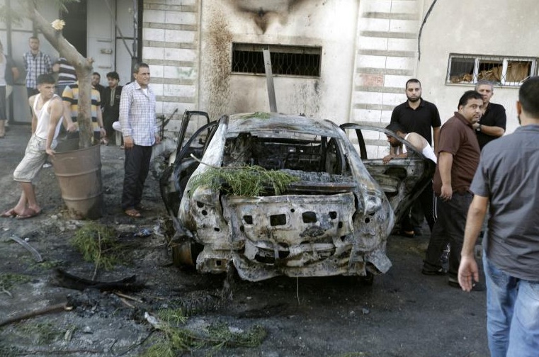 Une voiture détruite à Gaza le 19 juillet 2015, après l'explosion quasi-simultanée de 5 voitures appartenant à des membres du Hamas et du Jihad islamique afp.com - MOHAMMED ABED
