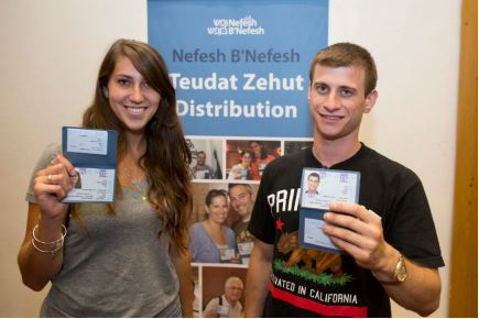 Nouveaux immigrants recevant la carte d’identité israélienne – Crédit photo : Yonatan Sindel/Flash90