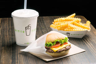 Aux Etats-Unis, la chaîne Shake Shak sert des burgers à base de viande garantie sans hormones ni antibiotiques. | EVAN SUNG