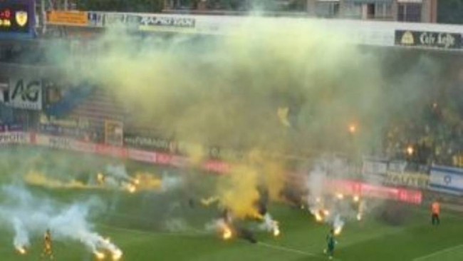 Les supporteurs du Betar Jérusalem lancent des fumigènes sur la pelouse de Charleroi. Crédit photo: Youtube.