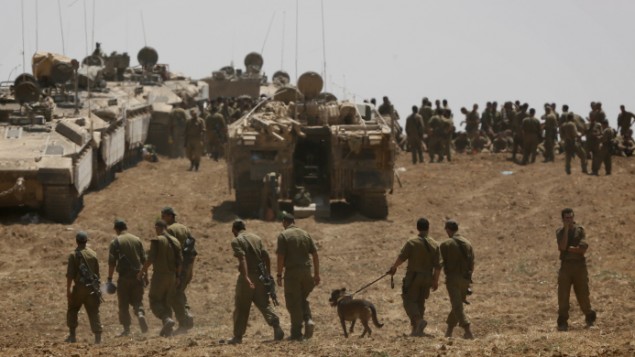 Des soldats israéliens dans la bande de Gaza, lors de l'opération Bordure protectrice (Crédit : Miriam Alster/Flash 90)