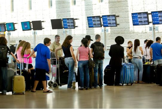 Check-in à l’aéroport Ben Gourion – Crédit photo : Moshe Shai/FLASH90