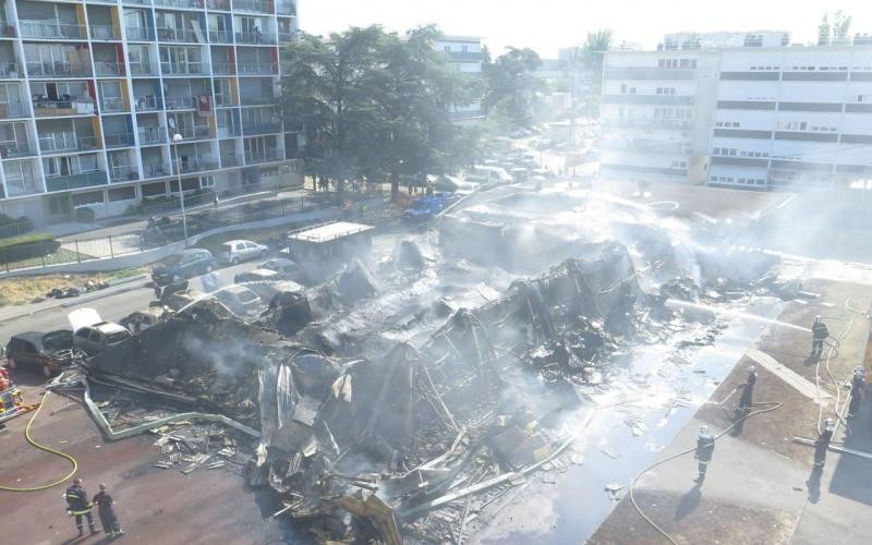 Sarcelles, le 16 juillet 2015. La piste criminelle est privilégiée après l’incendie qui a détruit plusieurs commerces. (LP/Frédéric Naizot.) 