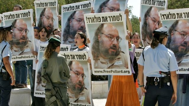 Jérusalem, le 19 juin 2005. Des manifestations israéliens demandent la libération de Jonathan, Pollard,  reconnu coupable de d'espionnage aux Etats-Unis. REUTERS/Ammar Awad 