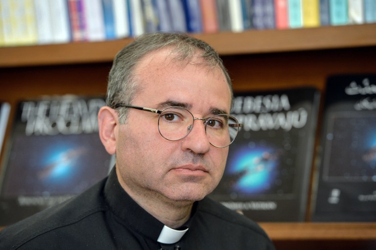 père José Funes, directeur de l'Observatoire astronomique du Vatican  Auteur / Source / Crédit ANDREAS SOLARO / AFP