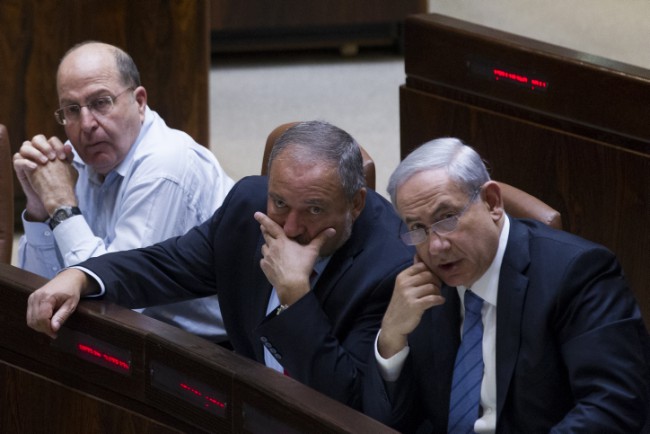 Le député Avigdor Lieberman et le Premier ministre Binyamin Netanyahou –  Crédit photo: Miriam Alster/Flash90