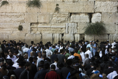 Ticha béAv au Kotel, le 4 août 2014.  Crédit : Yonatan Sindel/Flash90.