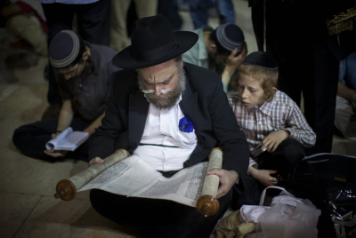 Ticha béAv au Kotel, le 4 août 2014.  Crédit : Yonatan Sindel/Flash90.