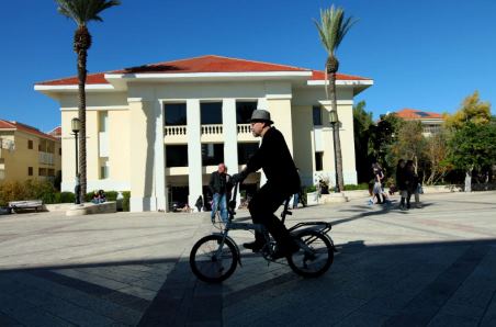 Les vélos électriques deviennent la seule solution plausible pour survivre les 7 prochaines années de bouchons à Tel Aviv. Crédit photo: Moshe Shai/FLASH90