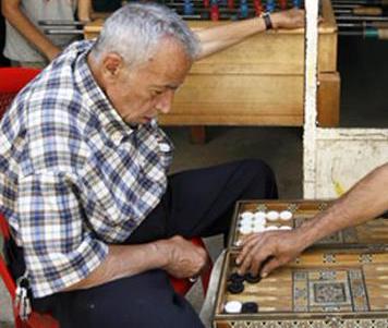 Les seniors israéliens aiment jouer au backgammon dans les nombreux cafés en ville ou à la plage-crédit photo Twitter