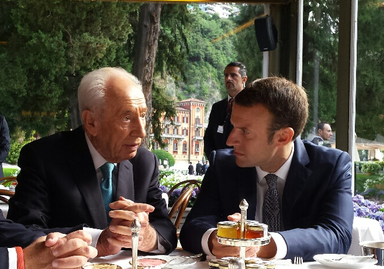 Emmanuel Macron et Shimon Peres crédit Twitter