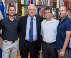 Le président Réouven Rivlin, en compagnie des chercheurs de NRGene ayant réussi à déterminer le génome du blé. Dr Assaf Distelfeld à l’extrême droite. crédit photo Facebook.