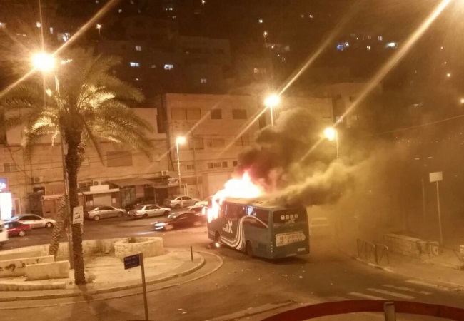 Le bus incendié à Ras al-Amoud – Crédit photo : Médabrim BaTikshoreth