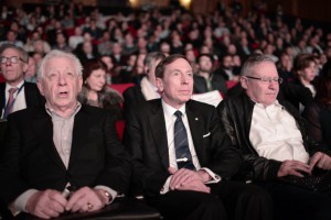 David Petraeus (au centre), en compagnie d'Amos Yadlin (à droite), lors de la huitième conférence internationale sur les défis sécuritaires du 21ème siècle, au Musée Eretz Israel en février 2015 -crédit photo IsraPresse 