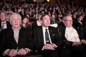 David Petraeus (au centre), en compagnie d'Amos Yadlin (à droite), lors de la huitième conférence internationale sur les défis sécuritaires du 21ème siècle, au Musée Eretz Israel en février 2015 -crédit photo IsraPresse