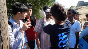 Les volontaires d’Israaid lors du sauvetage des migrants. Crédit photo: ISRAAID.