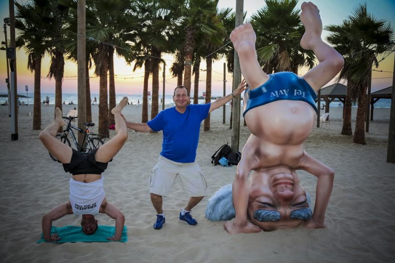 Le maire de Tel-Aviv Ron Huldai pose à côté de la statue de Ben Gourion.  Crédit Guy Yehieli