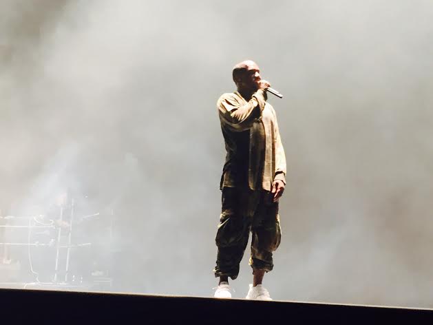 Petit small talk entre deux chansons, Yeezy is in the house! Refaeli also! -crédit photo Sarah G. Tlv-