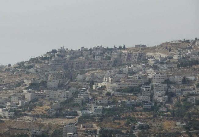 Le quartier Nof Tzion entouré par les maisons de Jabel Mukaber – Crédit photo : Wikimédia