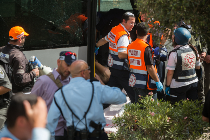 Le bus attaqué à Armon HaNatziv – Crédit photo : Yonatan Sindel/FLASH90