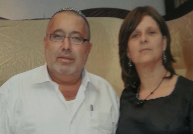 Avraham Hasno en compagnie de sa femme Ruthy. Crédit photo: Porte-parole Kiryat Arba