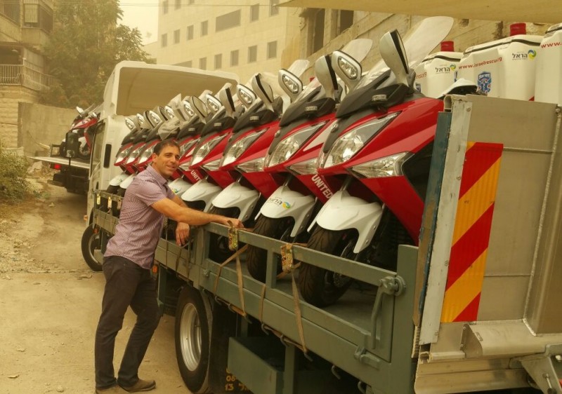 Moins d’un mois avant la vague de violence, Hatzalah recevait une nouvelle cargaison de scooters – Crédit photo : Hatzalah