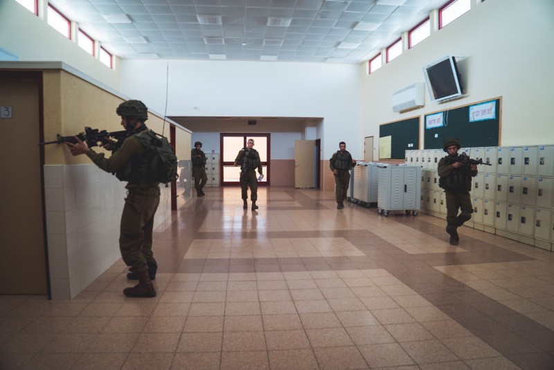 Nos soldats pénètrent dans l’école