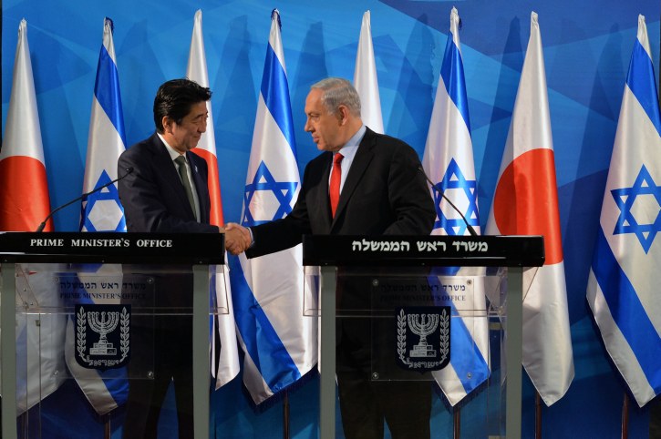 Le Premier ministre japonais, Shinzo Abe avec son homologue israélien Binyamin Netanyahou (à droite), lors d’une conférence de presse à Jérusalem en janvier 2015, annonçant les prémices de la coopération économiques entre les deux pays.  Crédit photo: Kobi Gideon/GPO