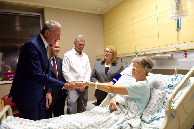 Le maire de New York Bill de Blasio rend visite aux blessés des attentats –  Crédit photo : Avi Hayon