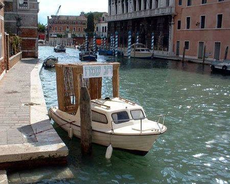 Une "gondole-souccah" à Venise! - crédit photo Kef Israël -