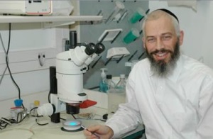 Dr. Offer Gerlitz at the Institute for Medical Research Israel-Canada IMRIC), in the Hebrew University’s Faculty of Medicine (Photo: Hebrew U.)