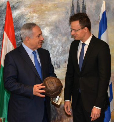Le ministre hongrois des Affaires étrangères Peter Szijjarto avec  le Premier ministre Binyamin Netanyahou.  Crédit: Kobi Gideon / GPO