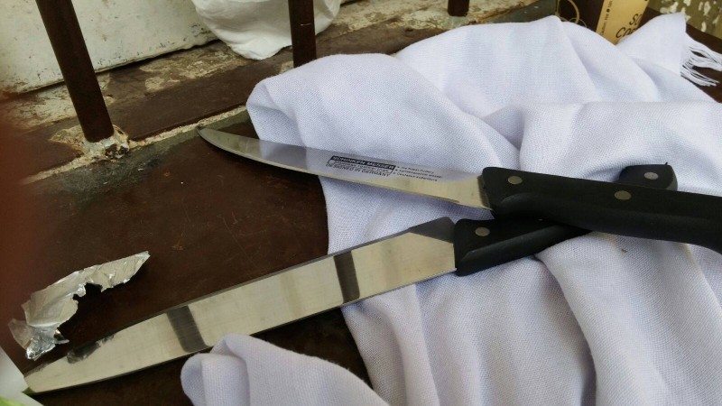 Les couteaux saisis sur les terroristes – Crédit photo : porte-parole de la police