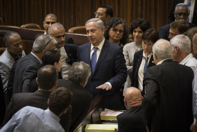 Binyamin Netanyahou parle avec des députés durant la nuit du vote du budget Crédit Hadas Parush/Flash90