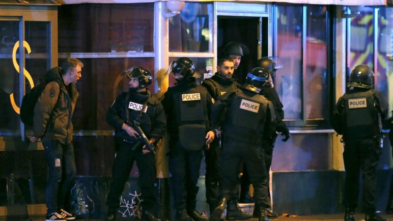 Les forces de l'ordre autour de la salle du Bataclan, le 13 novembre 2015. (CHRISTIAN HARTMANN / REUTERS)
