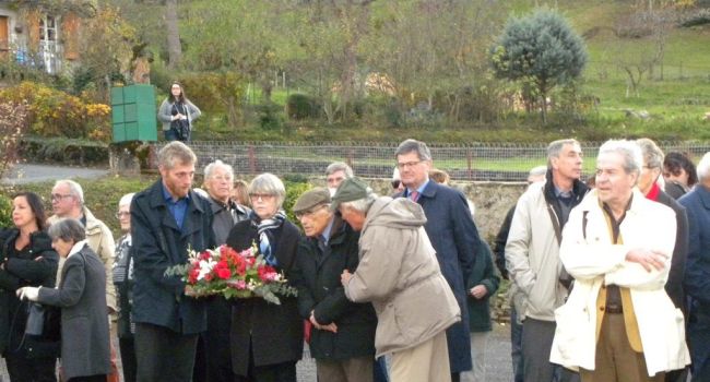 Entourant Henri Lazar (au centre), dont la famille a été sauvée par le brigadier Hubert Landes en 1942, les Vabrais se sont réunis hier devant une plaque mémorielle dans la cour de la gendarmerie locale./Photo S. F.