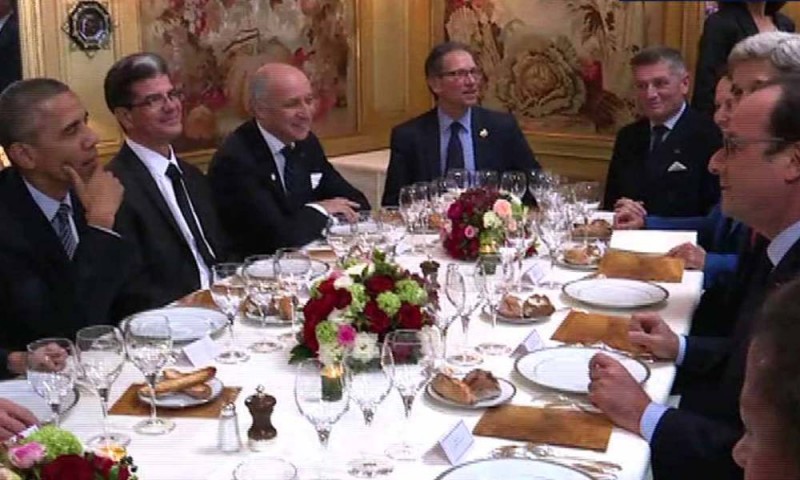 François Hollande et son hôte Barack Obama au restaurant l'Ambroisie, à Paris, le 30 novembre 2015. - BFMTV