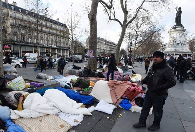 Des immigrés, supposément afghans, campent place de la République à Paris. « L’immigration musulmane en Europe va continuer et même augmenter dans les années à venir. La catastrophe en Syrie à elle seule nous en assure », affirme Robert Skidelsky, membre de la Chambre des lords et professeur émérite d’économie politique à l’université de Warwick. Dominique Faget/AFP