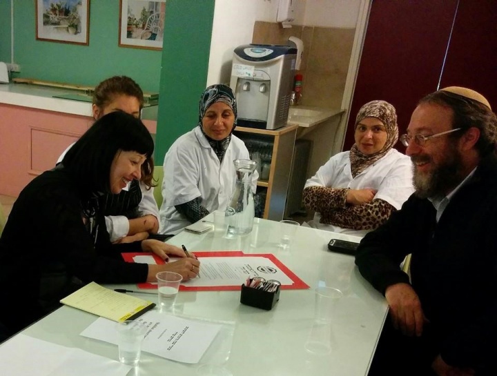 le « pacte de loyauté » signé par le rabbin Aharon Leibovitz d’Hashgacha Pratit  et Line Djamchid directrice de l’hôtel Eden Jérusalem,  premier hôtel à avoir signé avec l’association en présence de l’équipe des cuisines. Photo d’Ayala Falk.