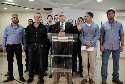 Yair Lapid et des réservistes de Tsahal lors d’une conférence de presse  le 20 décembre 2015  Crédit Tomer Neuberg/FLASH90