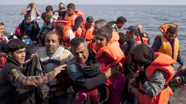 Des réfugiés syriens débarquent sur l'île grecque de Lesbos le 3 septembre 2015. (DIMITRIS MICHALAKIS / REUTERS)