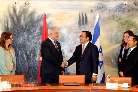 Le Premier ministre israélien, Benjamin Netanyahu, reçoit le vice-Premier ministre vietnamien Hoang Trung Hai (droite). Photo: VNA