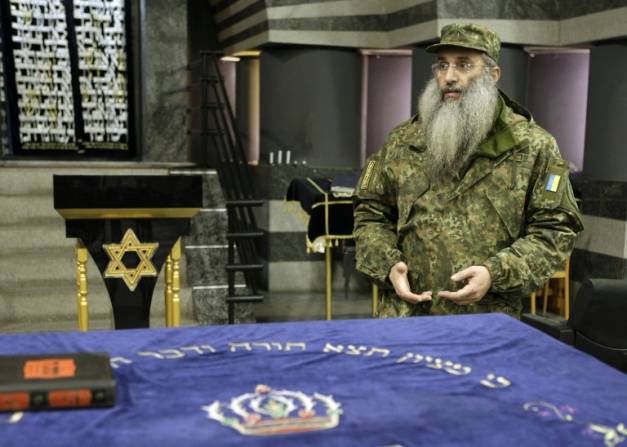Acher Tcherkasski dans une synagogue de Dnipropetrovsk en Ukraine, le 11 novembre 2015 ( AFP / ANATOLII STEPANOV )