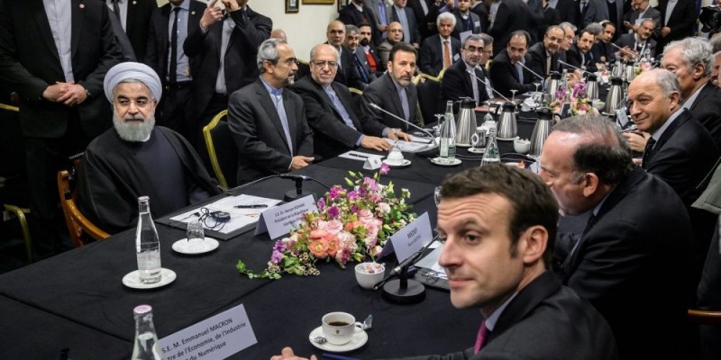 Hassan Rohani (à gauche) a rencontré hier les représentants des entreprises françaises, avec les ministres des Affaires étrangères, Laurent Fabius, et de l’Économie, Emmanuel Macron. © MAXPPP