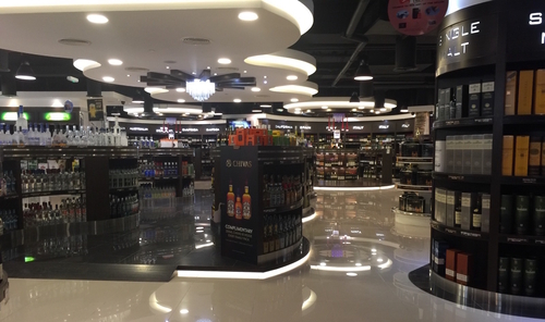 Comme on peut le voir dans ce magasin de boissons alcoolisées d'Abou Dhabi, les spiritueux ne manquent pas.